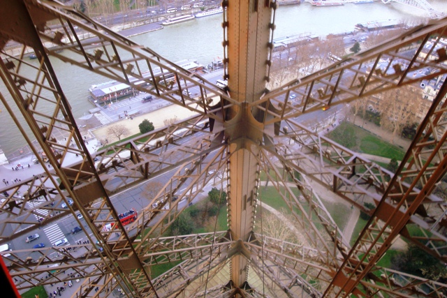 konstrukcja wiezy eiffla w paryzu