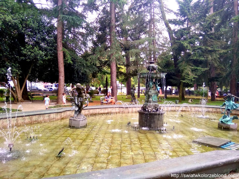 fontanna i rzeźby w parku w Batumi