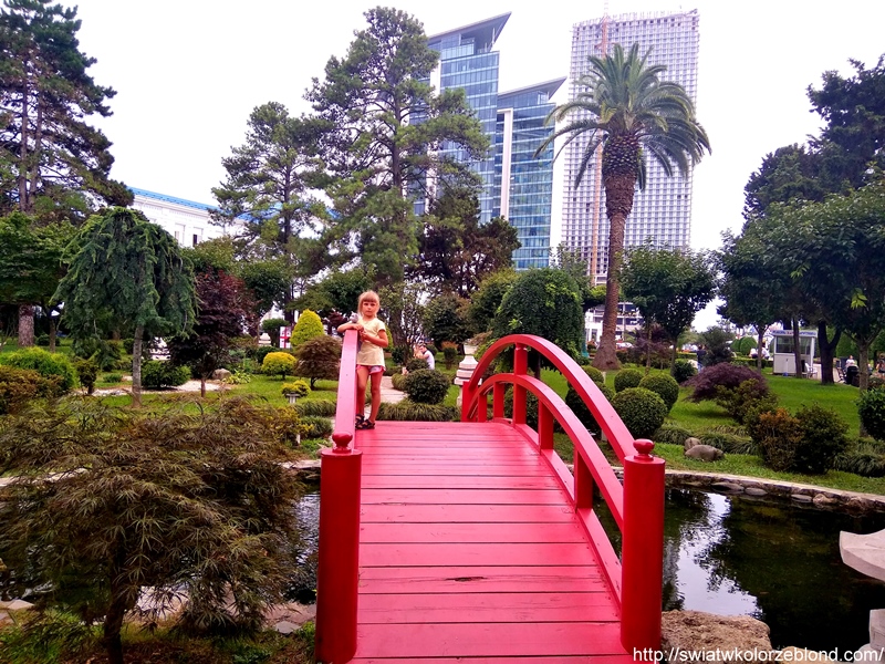 ogród japoński w Batumi w nadmorskim parku